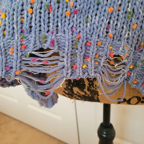 💙 POL Distressed Sweater - Picture 5 of 6